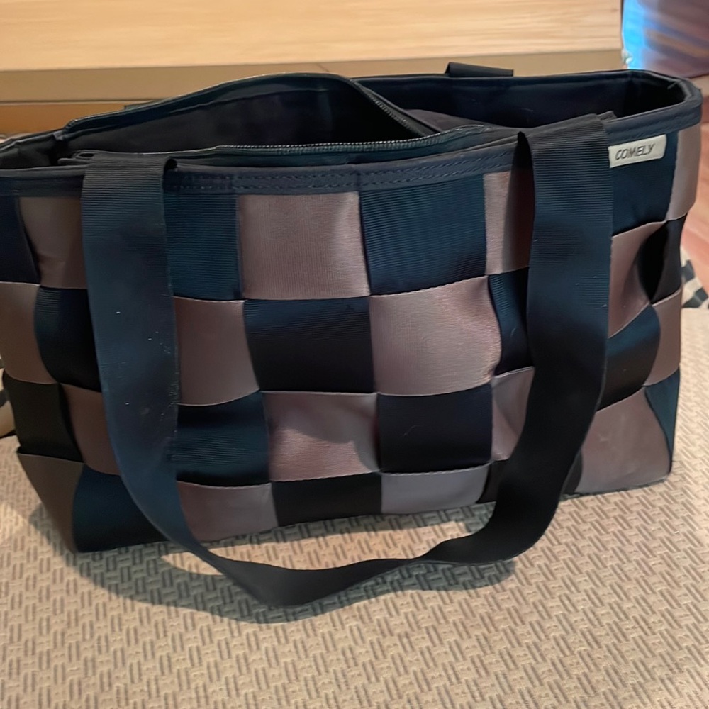 Comely seatbelt bag in great condition